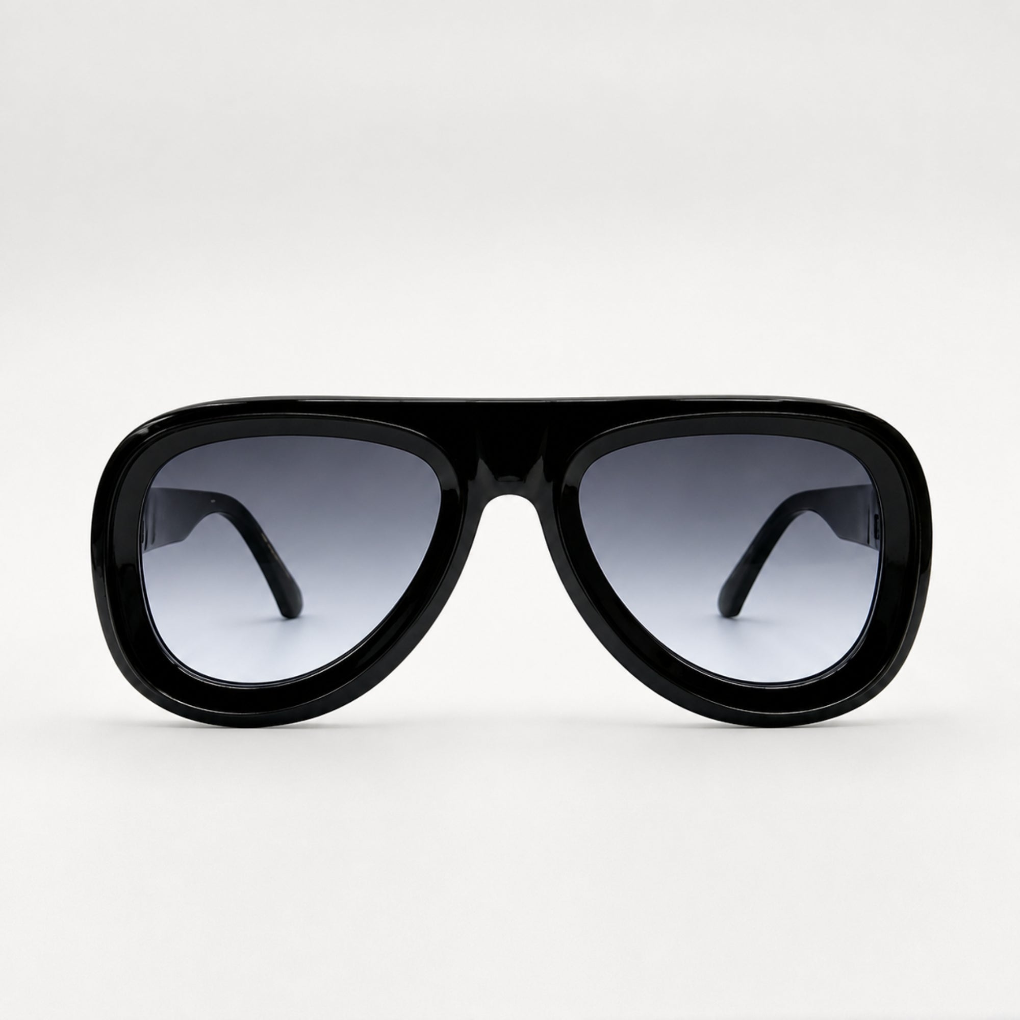 Lunettes de soleil Black Sky noires Osour Eyewear avec monture oversize brillante et verres gris dégradés