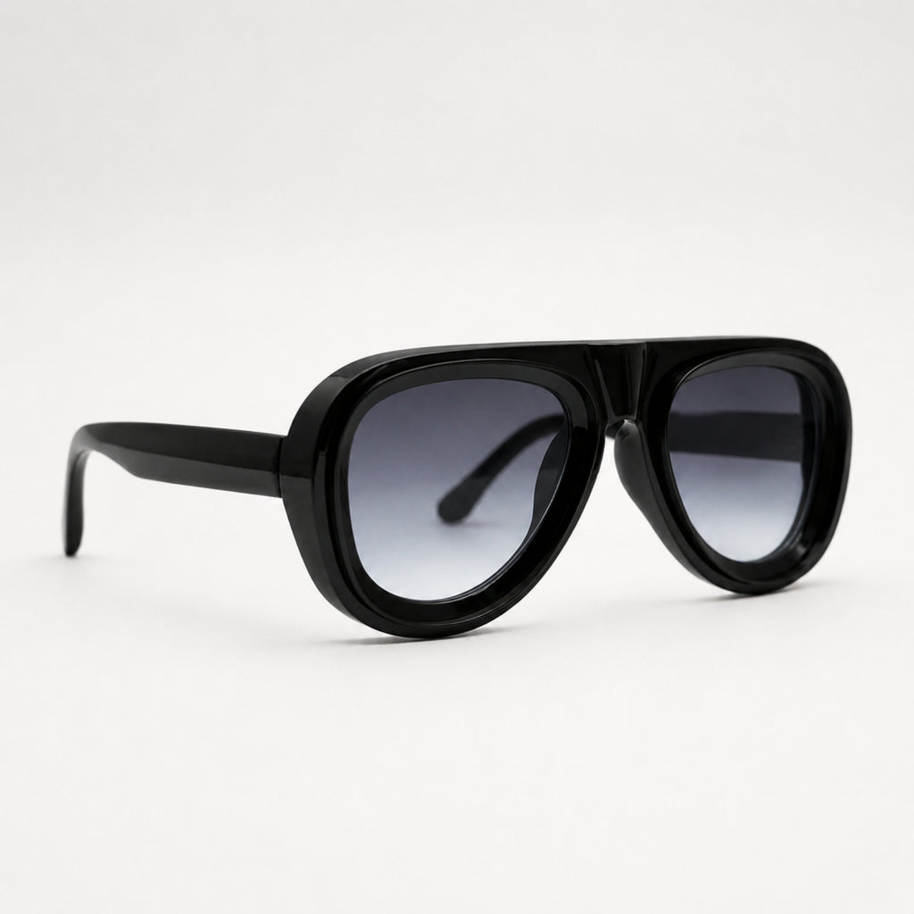 Vue de trois quarts des lunettes de soleil Black Sky noires Osour Eyewear avec monture oversize brillante et verres gris dégradés