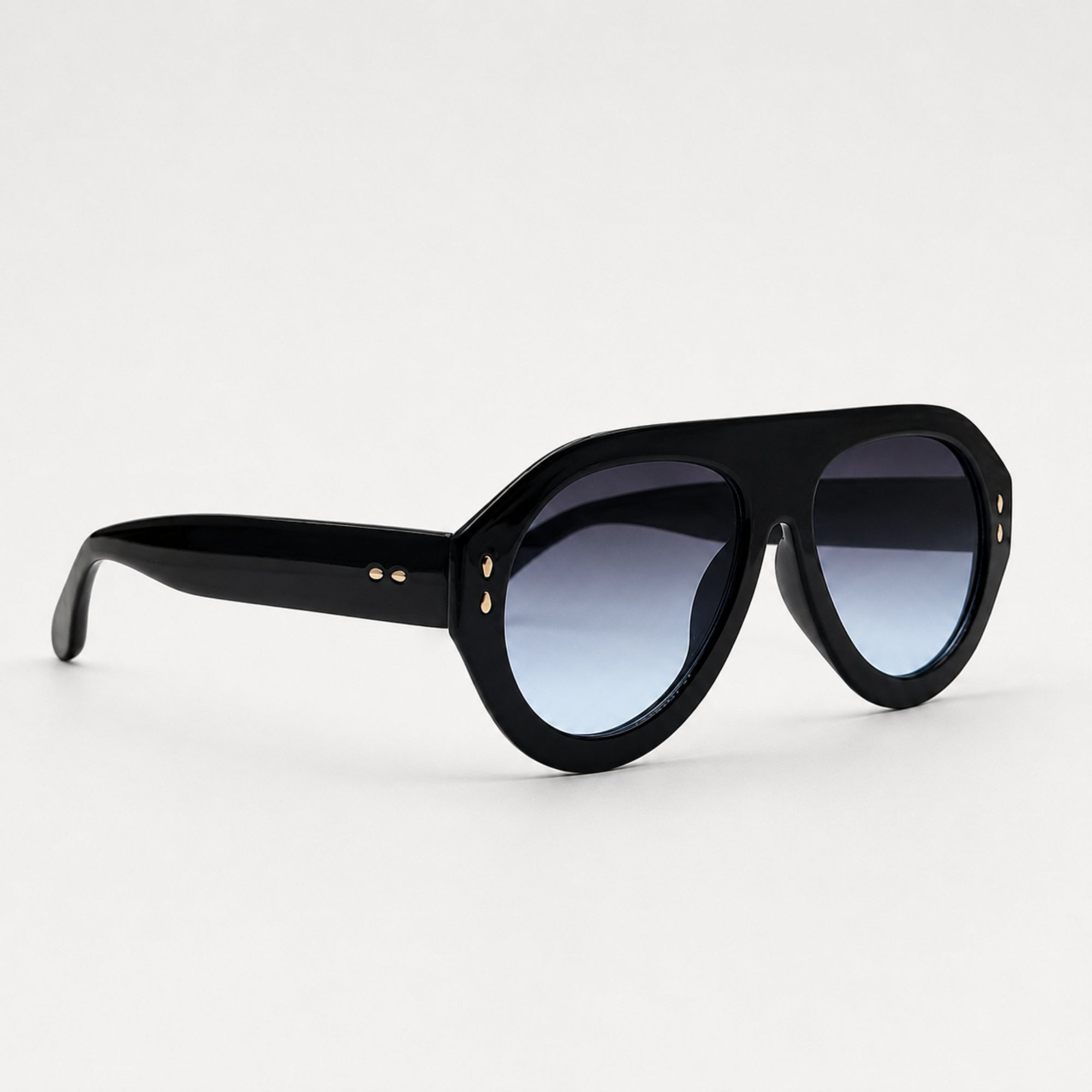 Vue de trois quarts des lunettes de soleil Eclipse noires Osour Eyewear avec monture aviateur oversize noire et verres bleus dégradés