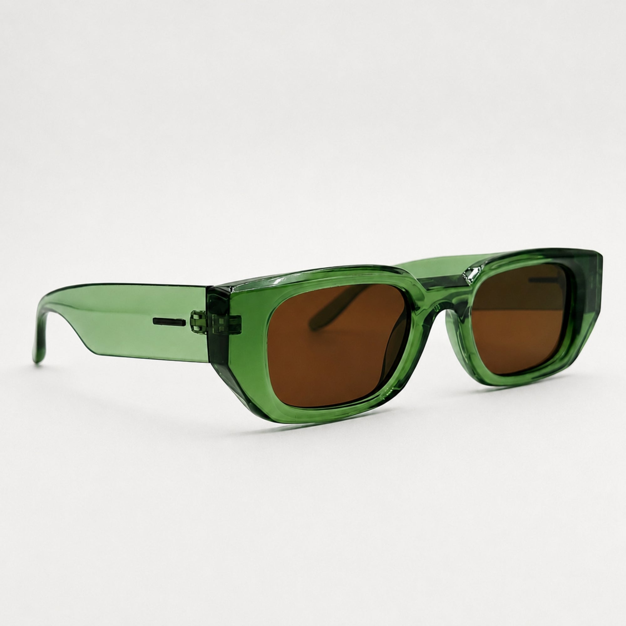 Vue de trois quarts des lunettes de soleil Karl Verde vertes Osour Eyewear avec monture rectangulaire verte translucide et verres marron