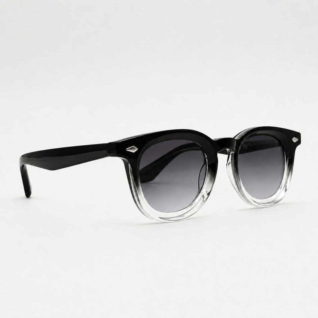 Vue de trois quarts des lunettes de soleil La Bille noires dégradées Osour Eyewear avec monture noir transparent et verres gris dégradés