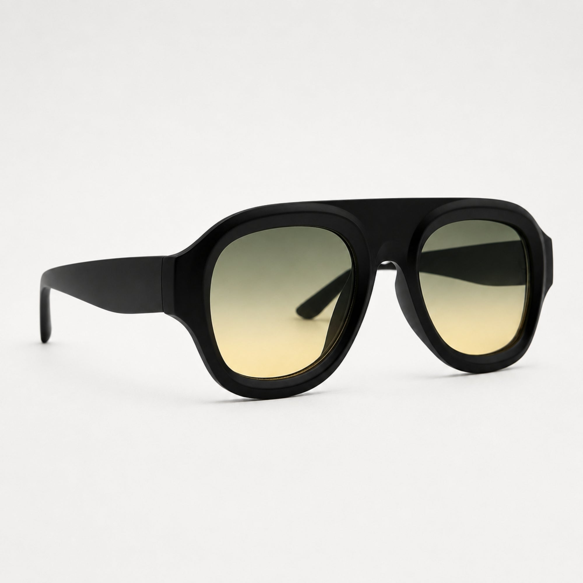 Vue de trois quarts des lunettes de soleil La Deep noires Osour Eyewear avec monture masque oversize et verres verts dégradés