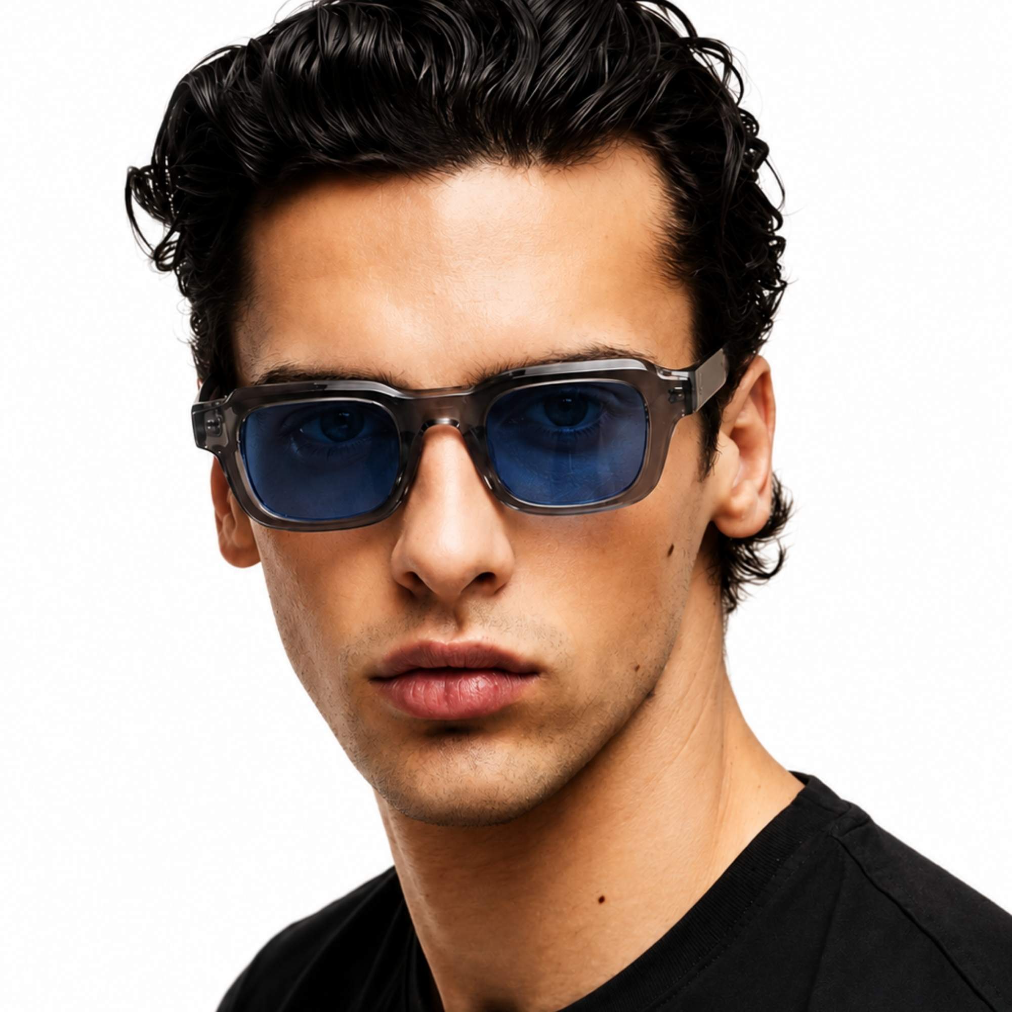 Homme portant les lunettes de soleil La Soren Osour Eyewear avec monture transparente gris fumé et verres bleus