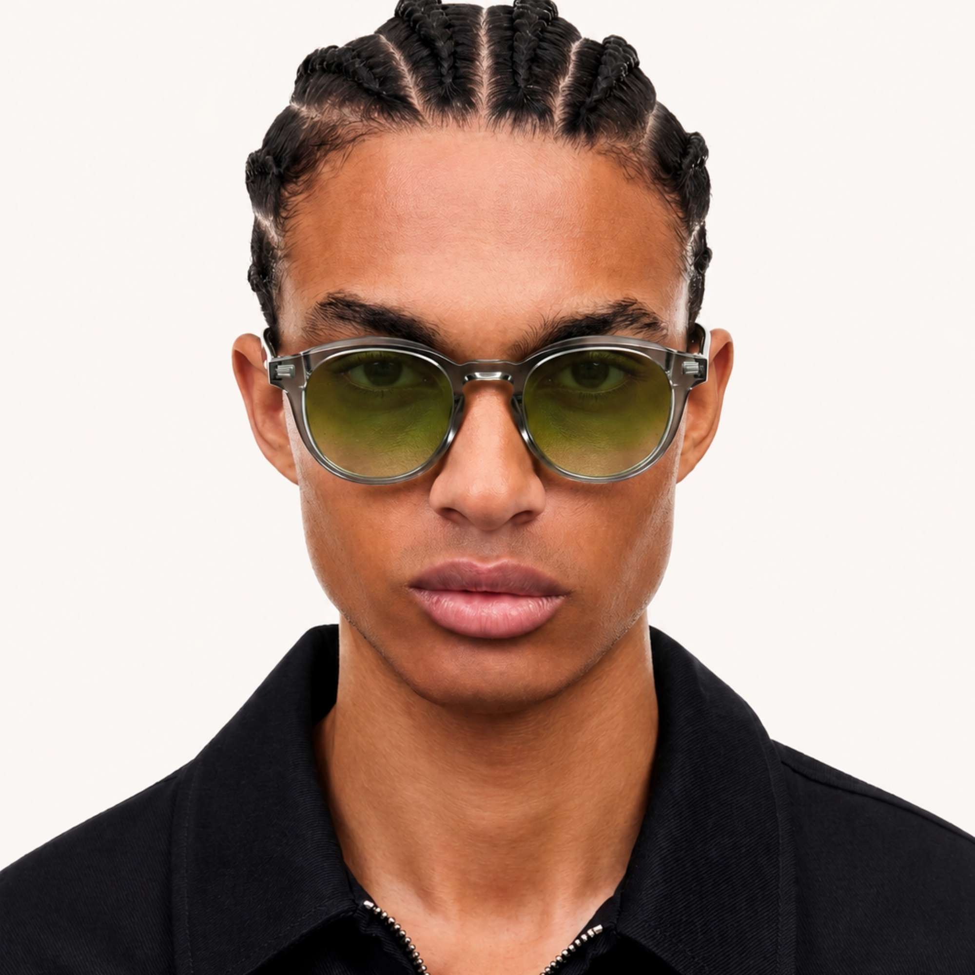 Homme portant les lunettes de soleil Luma Verde Osour Eyewear avec monture ronde verte translucide et verres verts dégradés