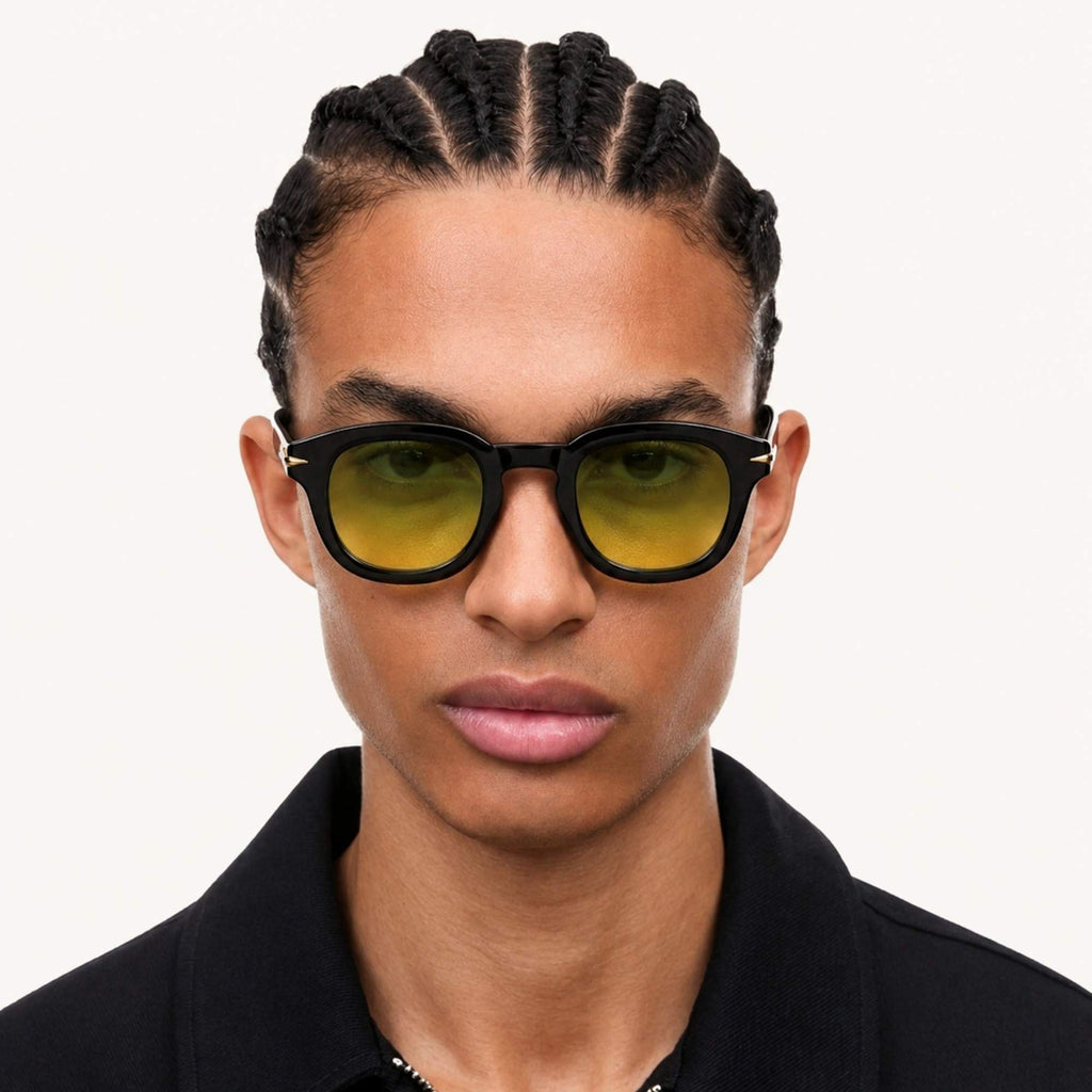 Homme portant les lunettes de soleil Niko Groove Osour Eyewear avec monture noire, verres verts dégradés et finitions élégantes