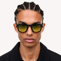 Homme portant les lunettes de soleil Niko Groove Osour Eyewear avec monture noire, verres verts dégradés et finitions élégantes