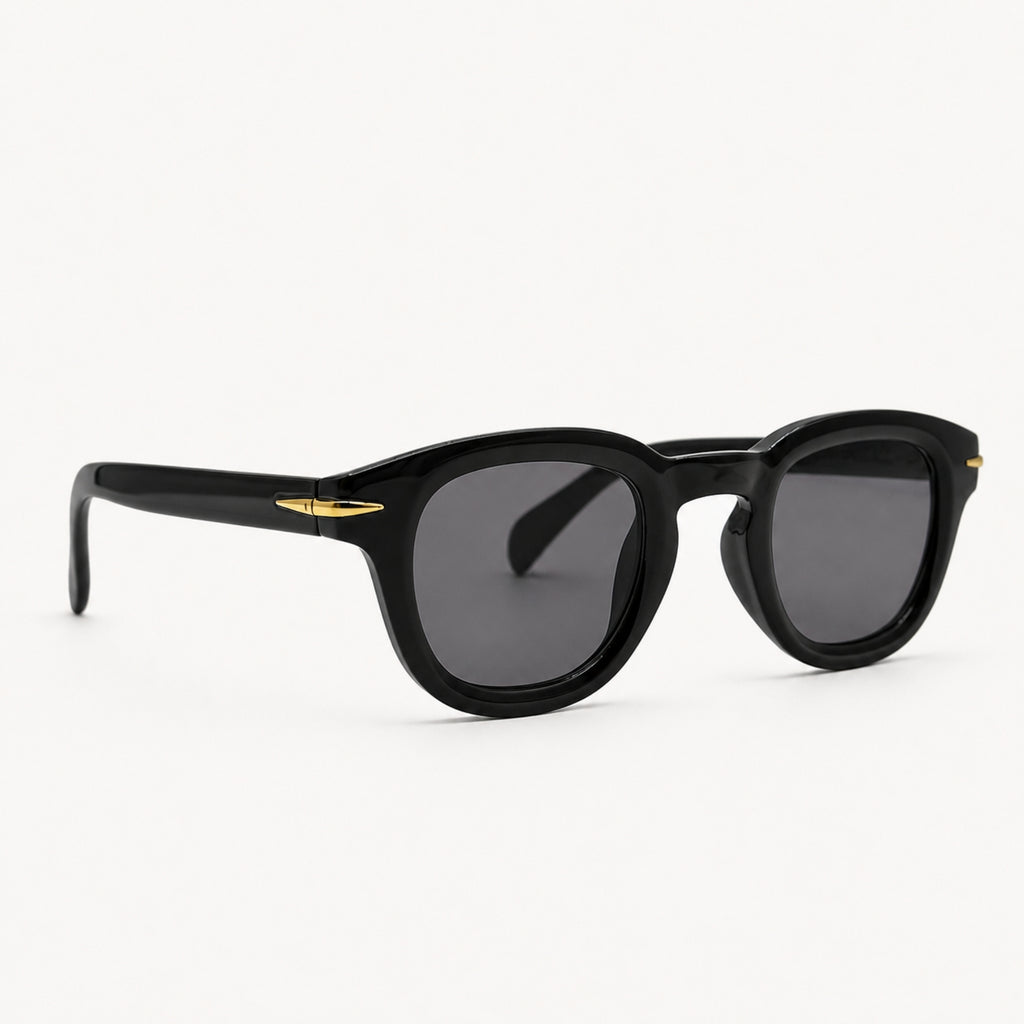 Vue de trois quarts des lunettes de soleil Niko Midnight noires Osour Eyewear avec monture ronde noire brillante, détails dorés et verres noirs