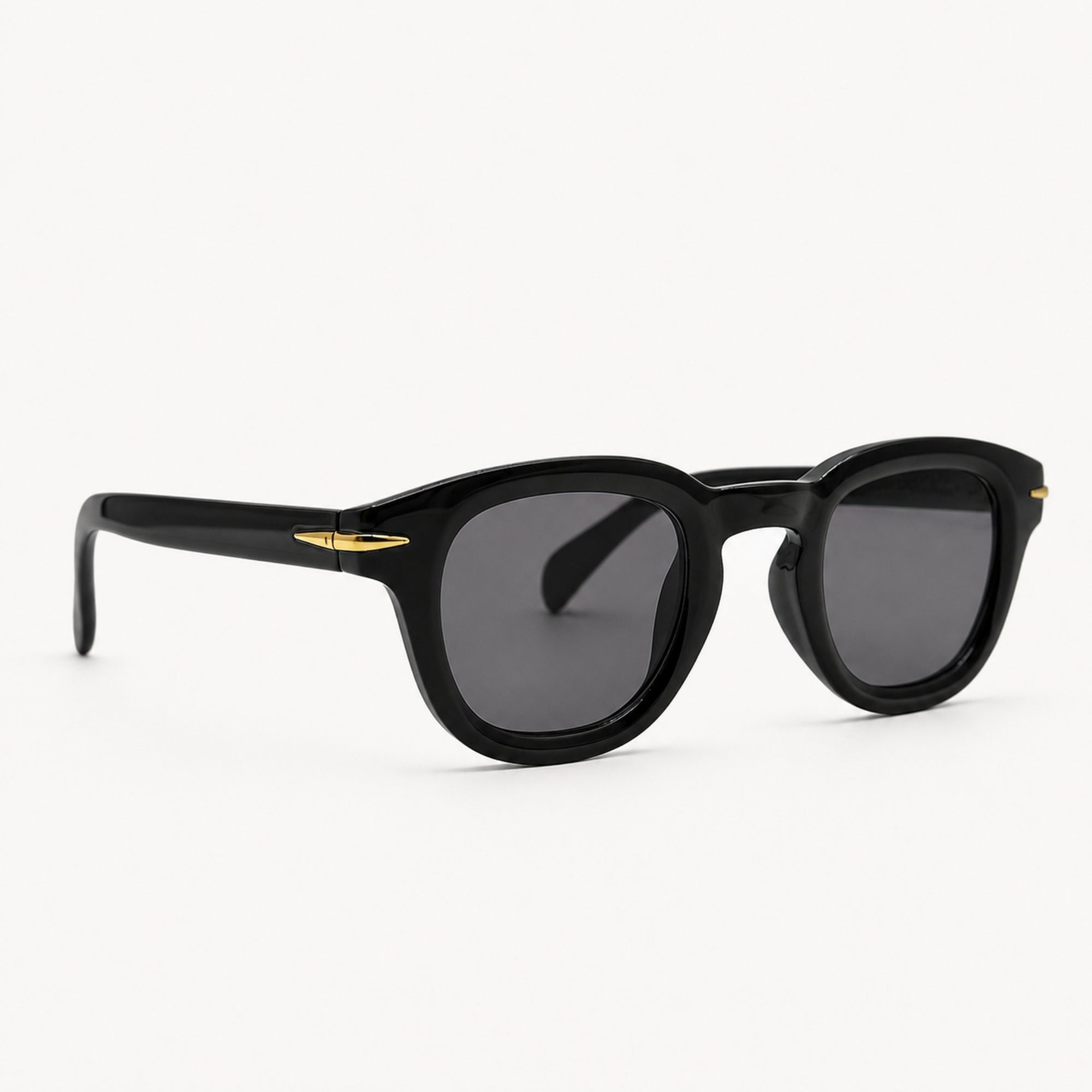 Vue de trois quarts des lunettes de soleil Niko Midnight noires Osour Eyewear avec monture ronde noire brillante, détails dorés et verres noirs