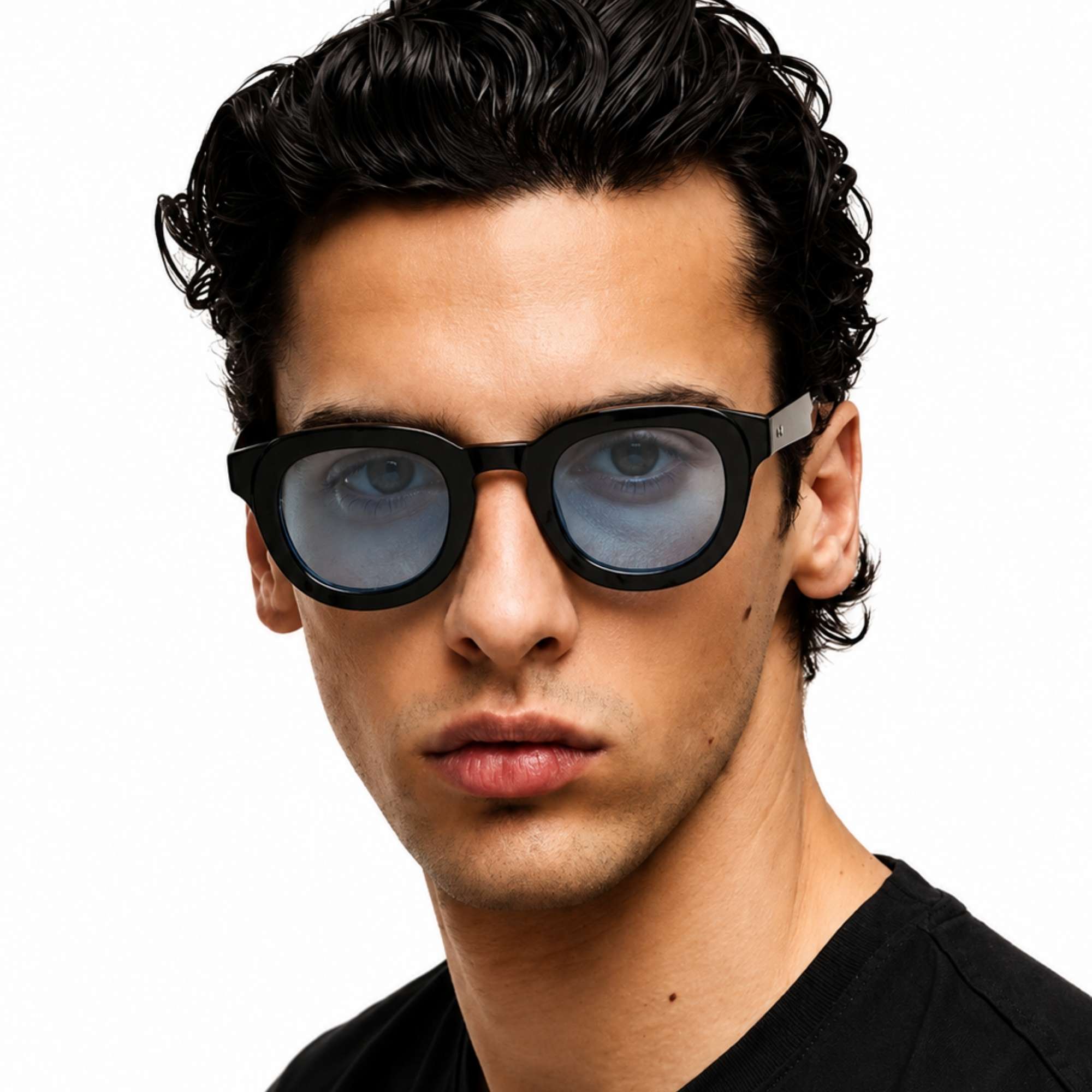 Homme portant des lunettes de soleil Osour Eyewear avec monture noire en acétate et verres bleus