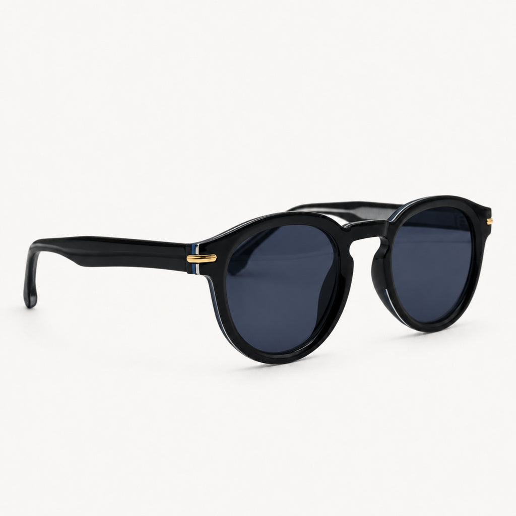 Vue de trois quarts des lunettes de soleil Smith bleues Osour Eyewear avec monture ronde bleu marine translucide, détails dorés et verres bleu foncé
