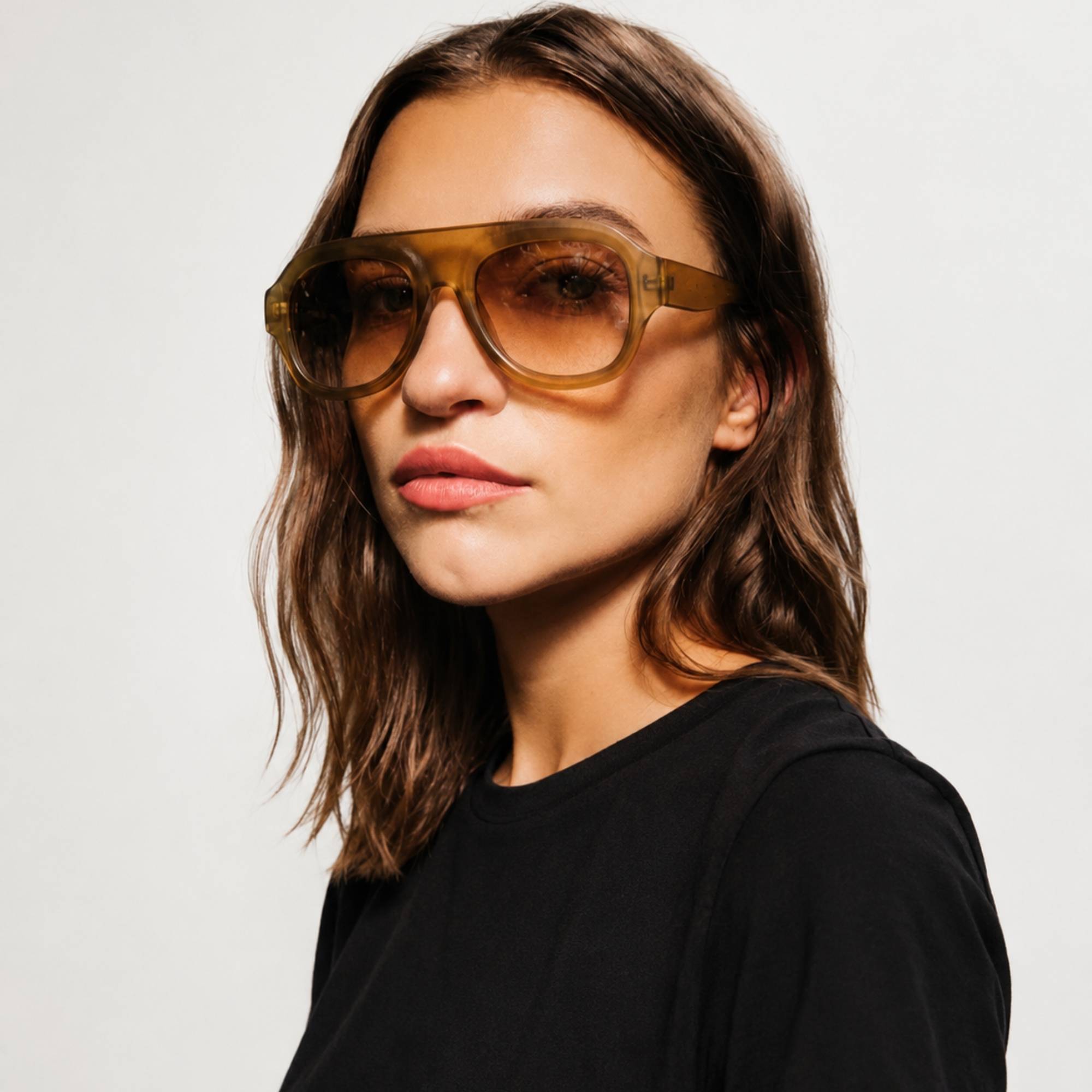 lunettes de soleil marron portée par mannequin Osour La Dune