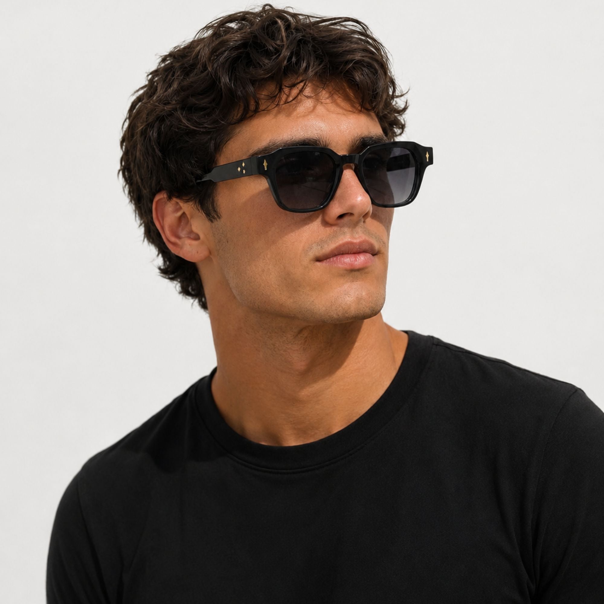 lunettes de soleil noires portée par mannequin Osour La Véra