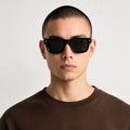 lunettes de soleil noires profil verres gris Osour La Breeze portée par mannequin homme