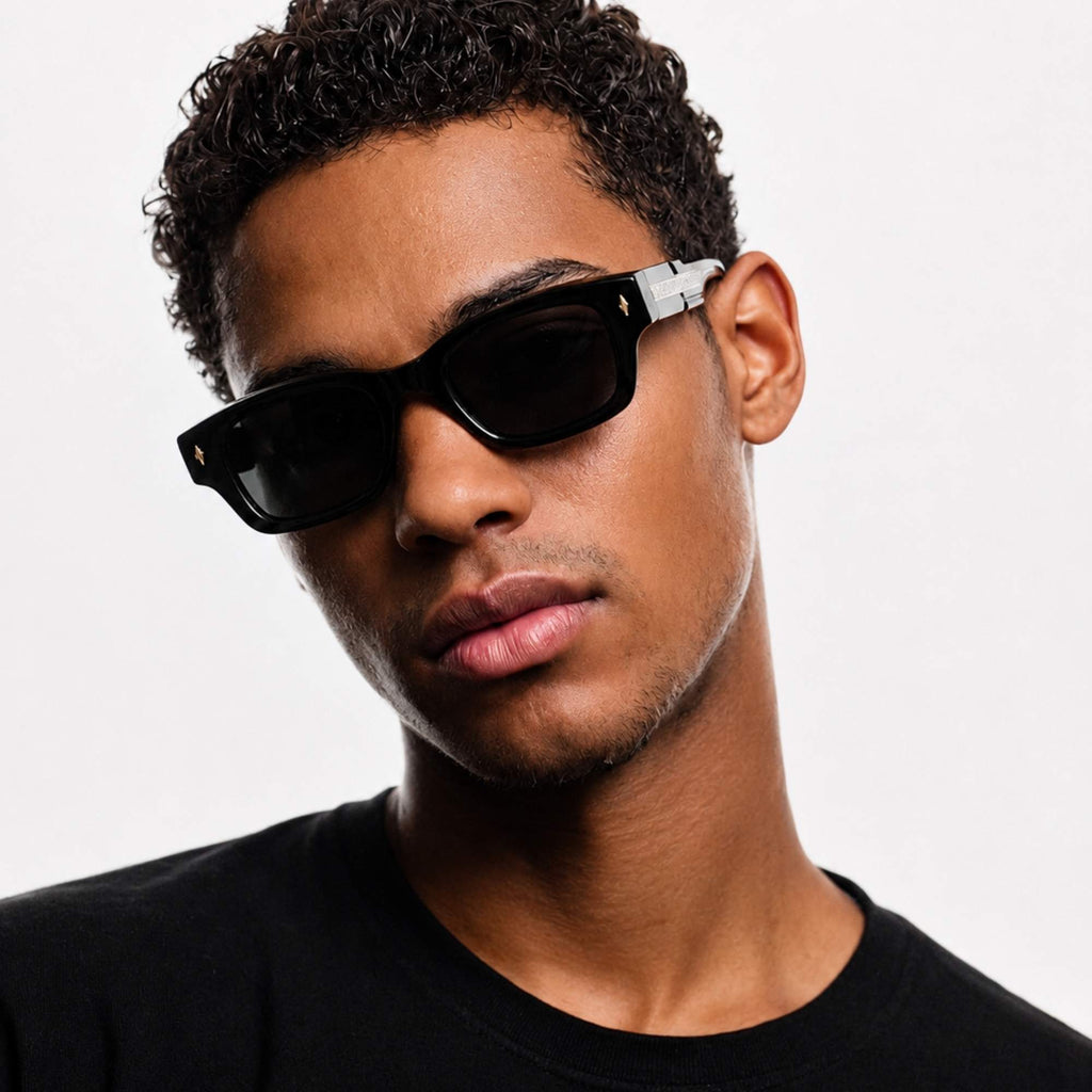 lunettes de soleil noires portées Osour La Soleo