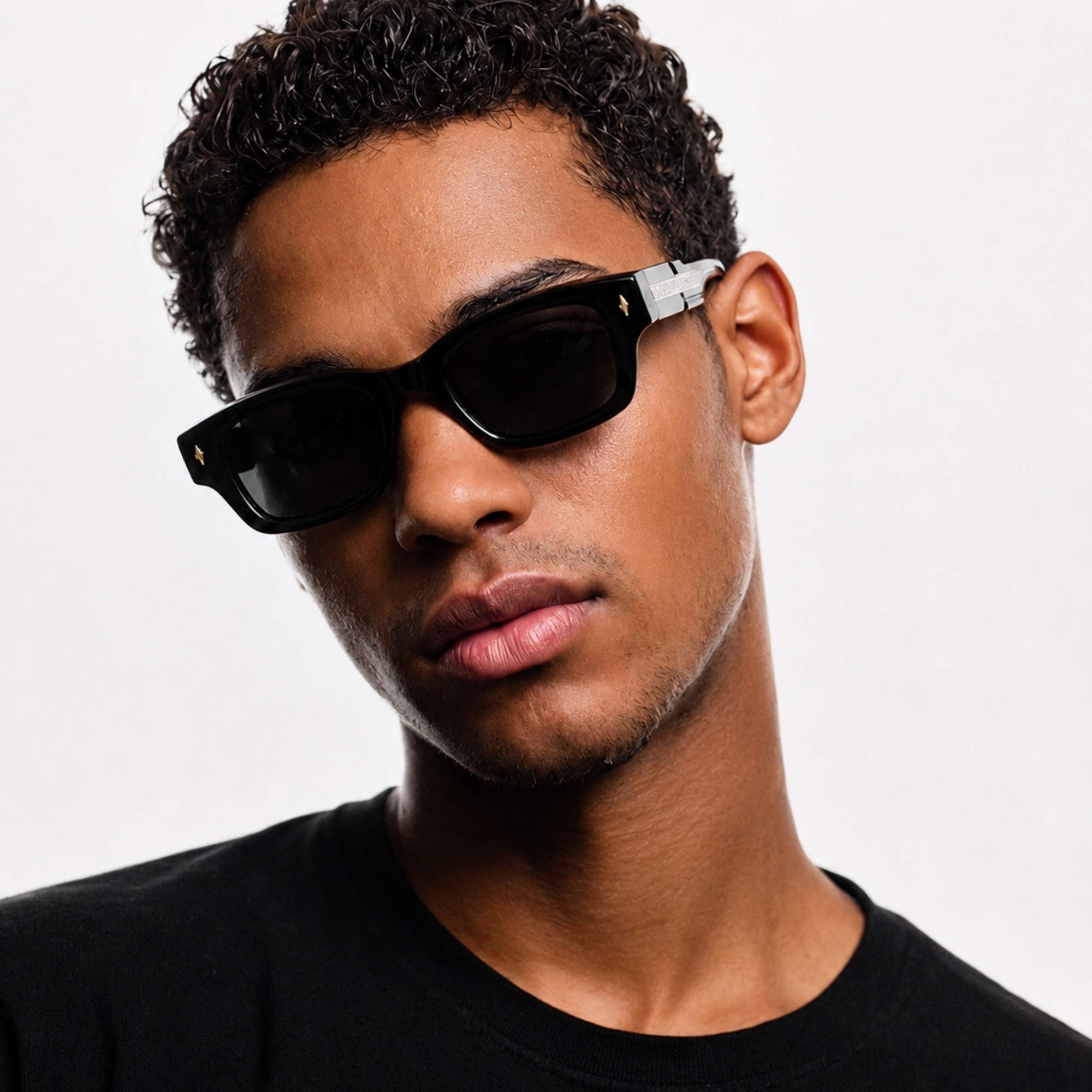 lunettes de soleil noires portées Osour La Soleo