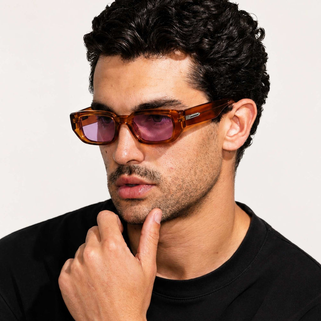 modèle homme portant lunettes de soleil KARL ROSA