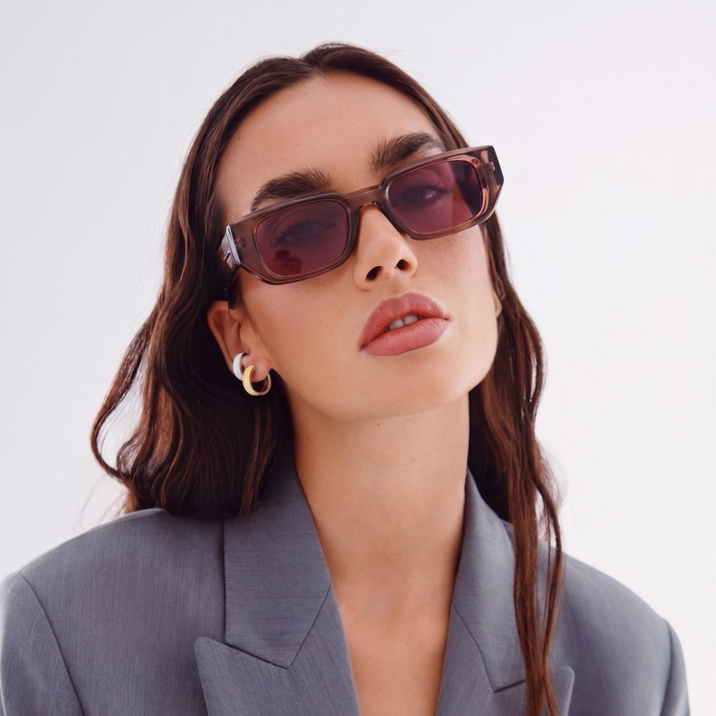 modele portant lunettes de soleil KARL ROSA