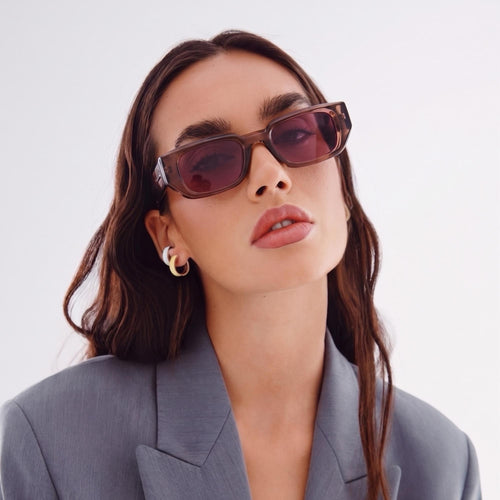 modele portant lunettes de soleil KARL ROSA