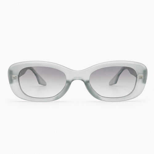 Lunettes de soleil Osour Alba Grey à monture ovale gris translucide avec verres gris dégradés, vue de face sur fond clair.