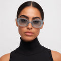 Lunettes de soleil bleu ciel La Alba portée par mannequin avec verres dégradés