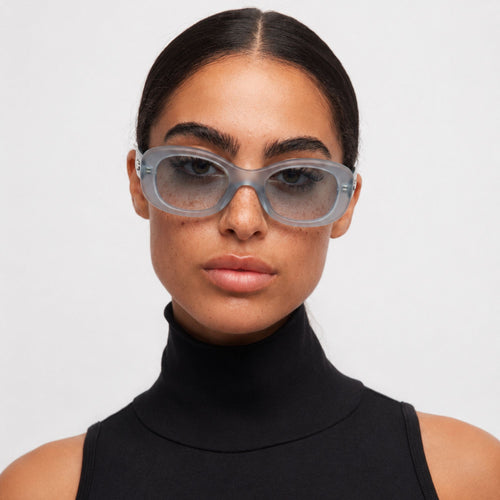 Lunettes de soleil bleu ciel La Alba portée par mannequin avec verres dégradés