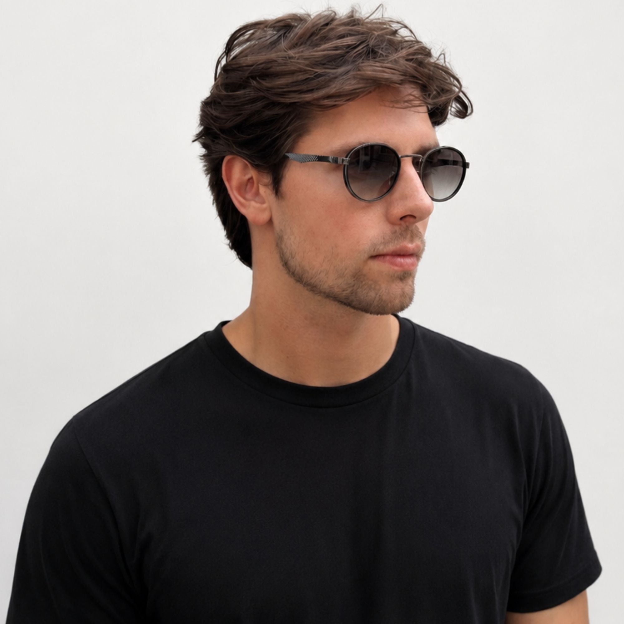 Lunettes de soleil rondes noires La Azura portée par mannequin homme
