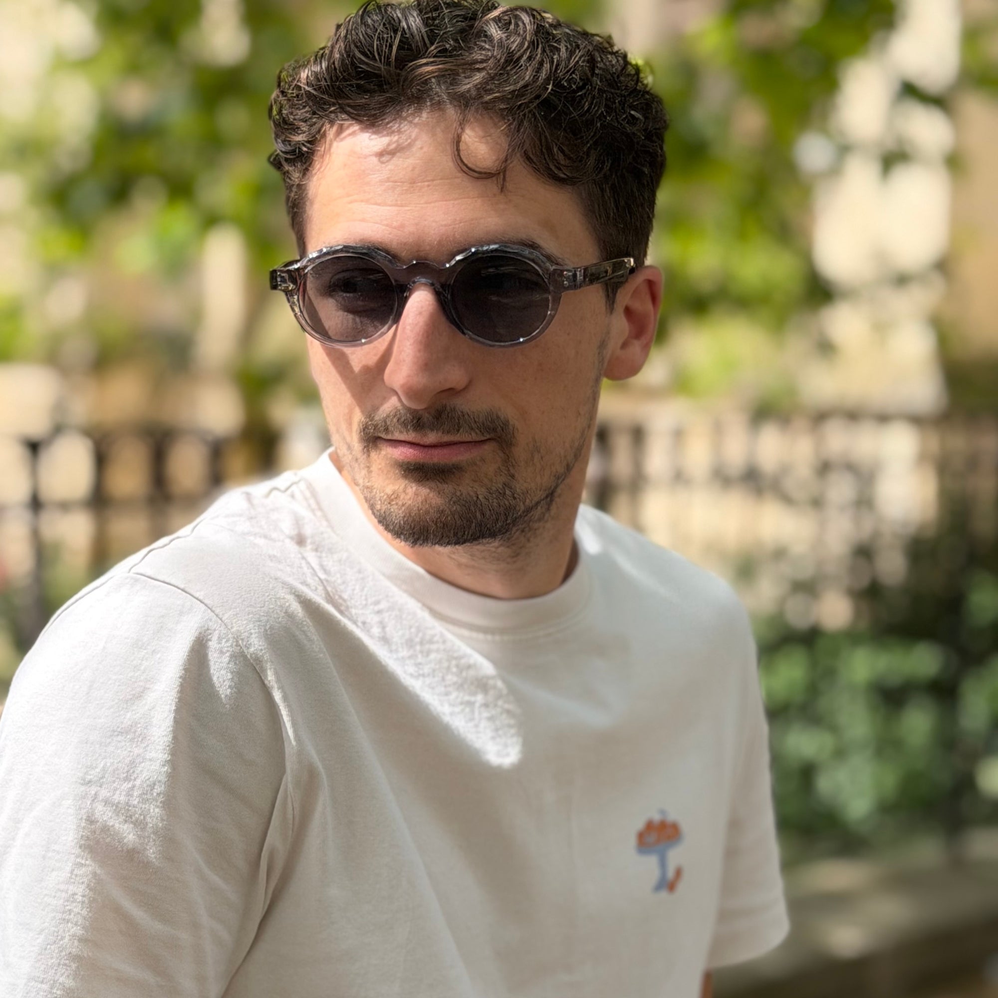 Lunettes de soleil rondes grises La Ezra porté