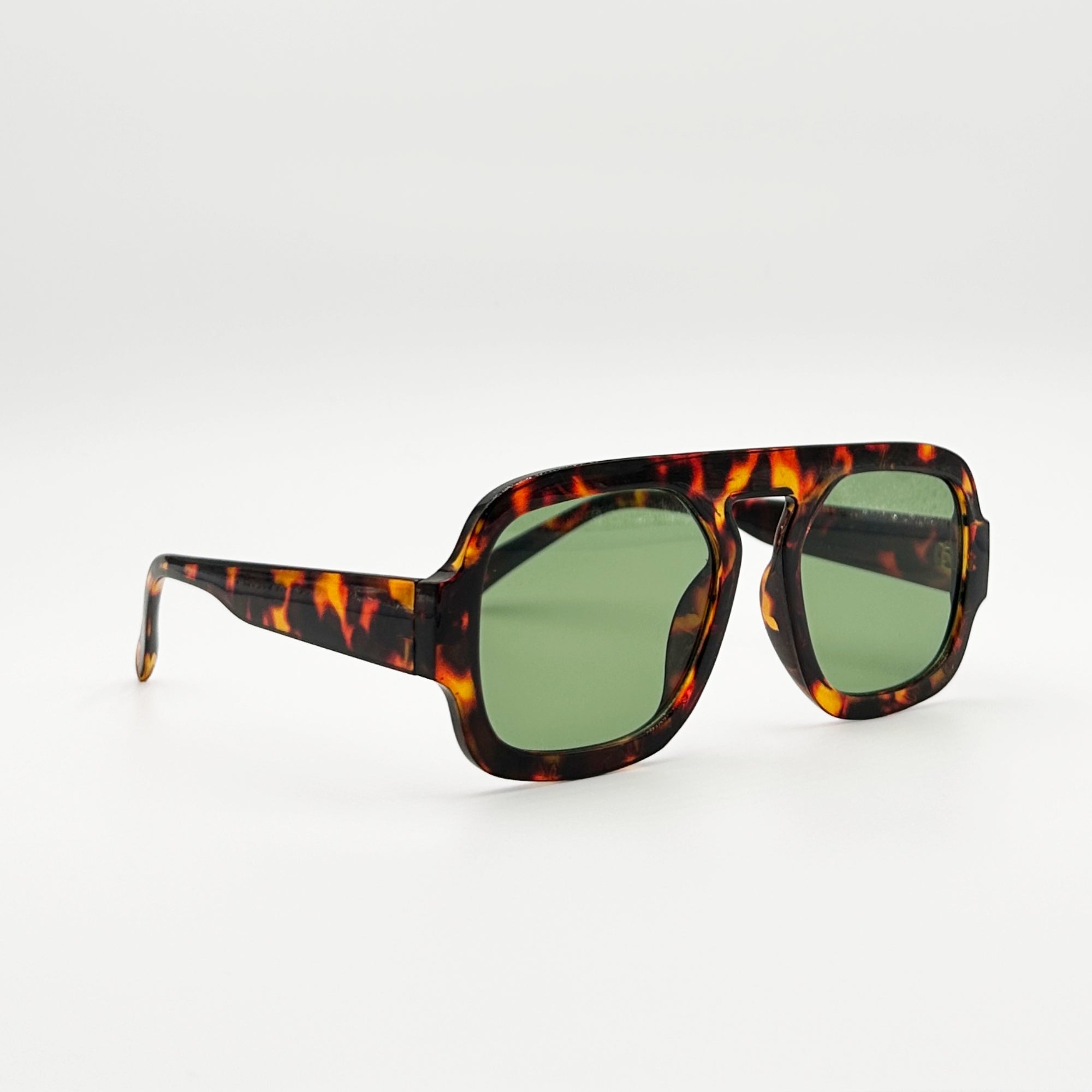 Lunettes de soleil aviateur écaille La Gabriel vue de profil avec verres verts teintés