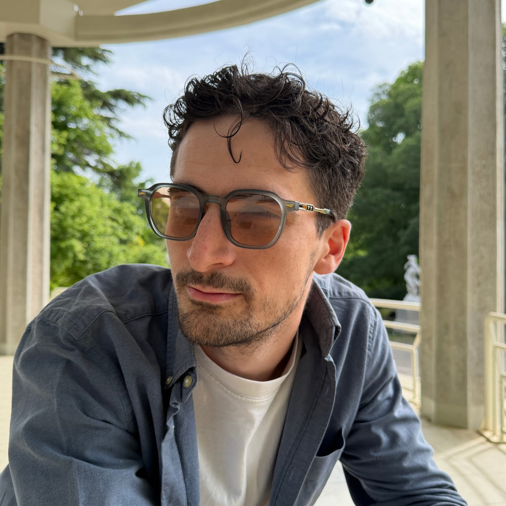 Lunettes de soleil rondes vertes portées