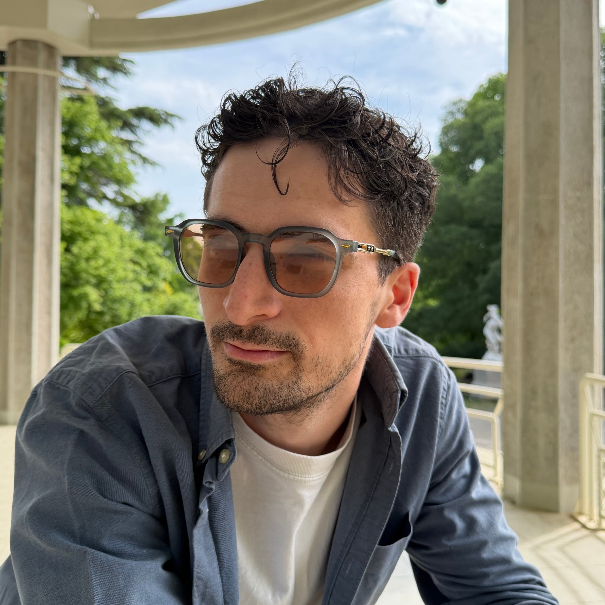 Lunettes de soleil rondes vertes portées