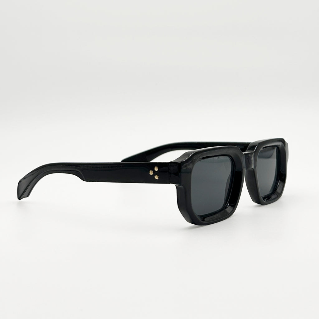Lunettes de soleil rectangulaires noires La Havana vue de profil avec verres noirs fumés