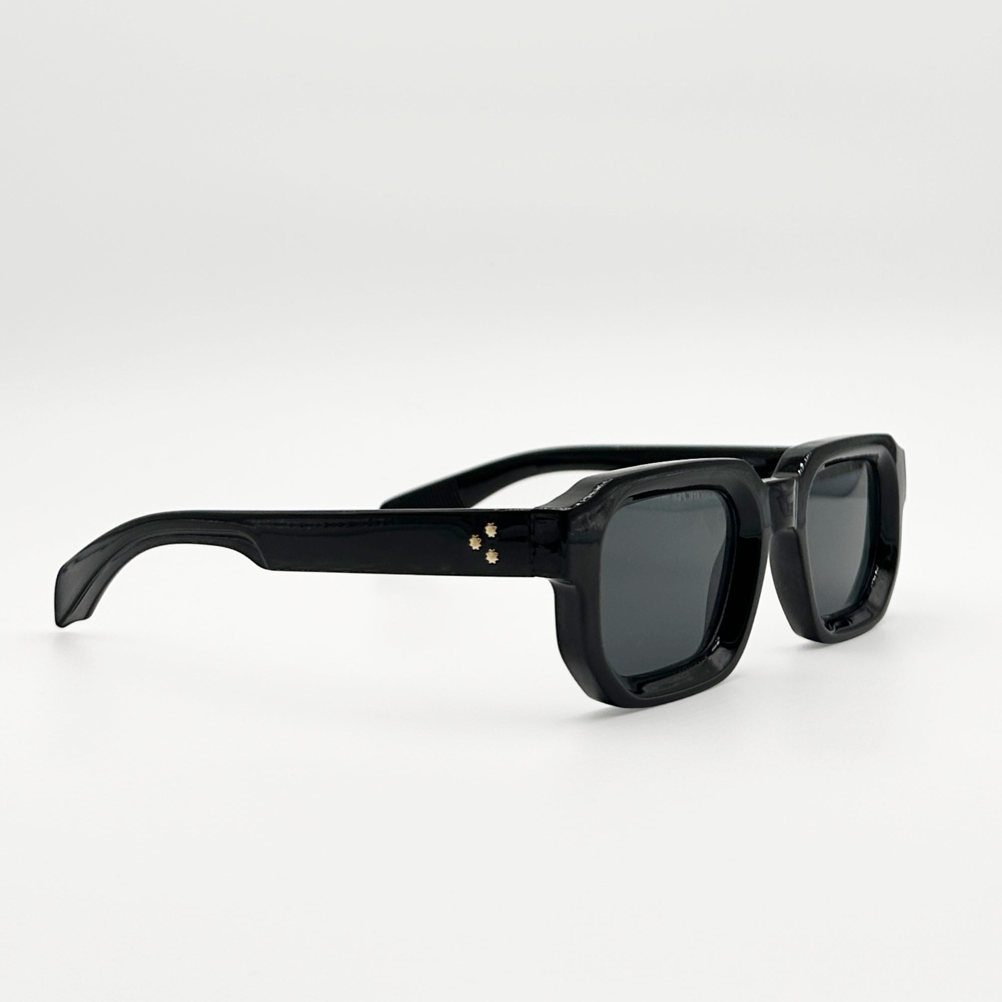 Lunettes de soleil rectangulaires noires La Havana vue de profil avec verres noirs fumés