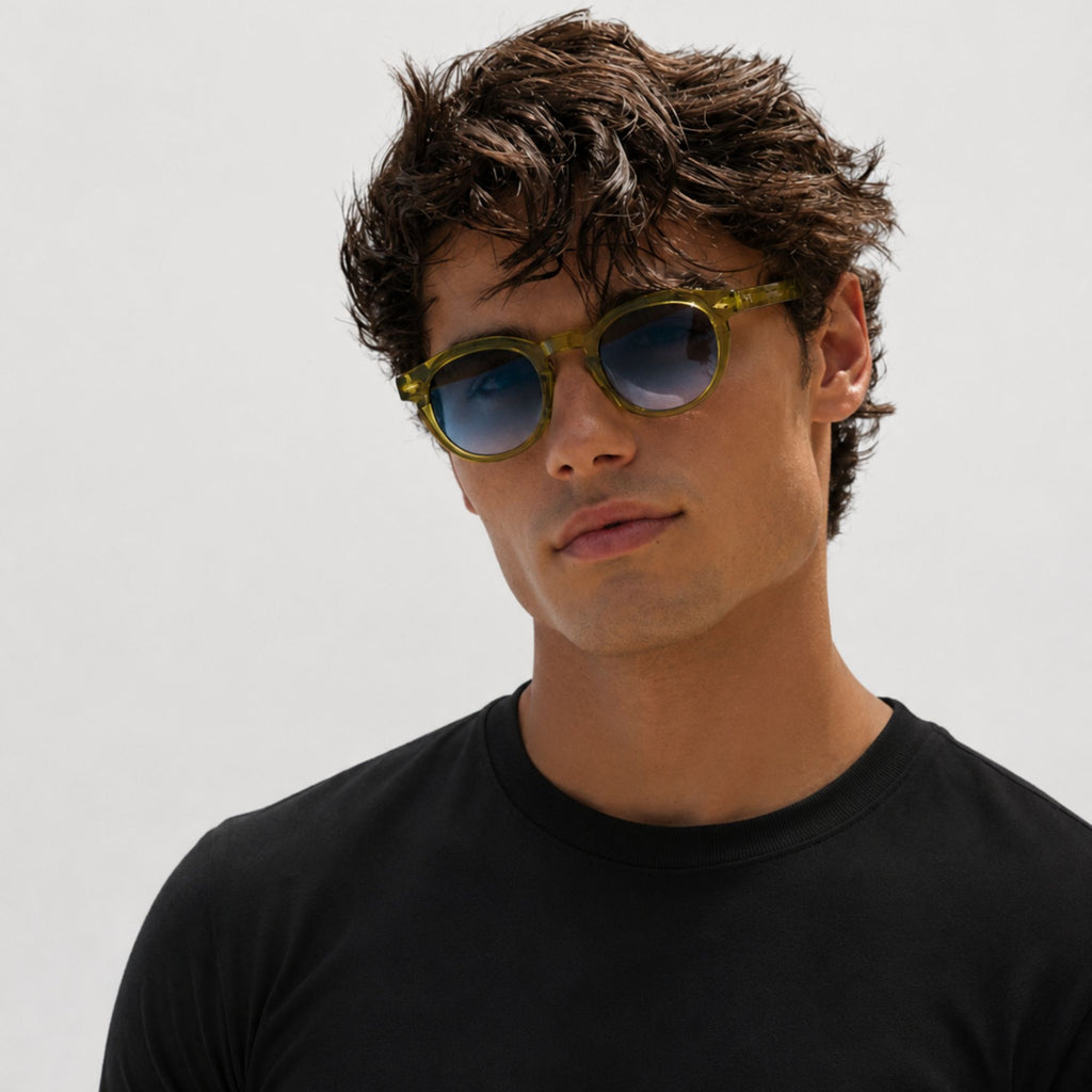 Lunettes de soleil rondes vertes La Herve portée par mannequin avec verres bleus fumés