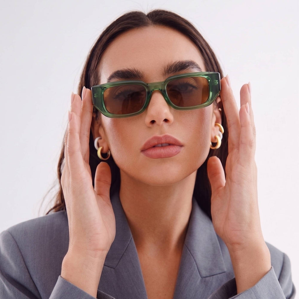 Lunettes de soleil KARL VERDE portées par une femme 