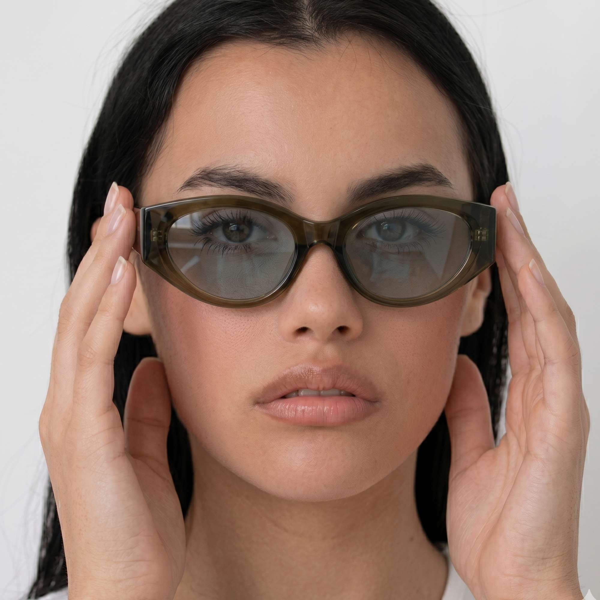 Lunettes de soleil Livia verde portées par une femme