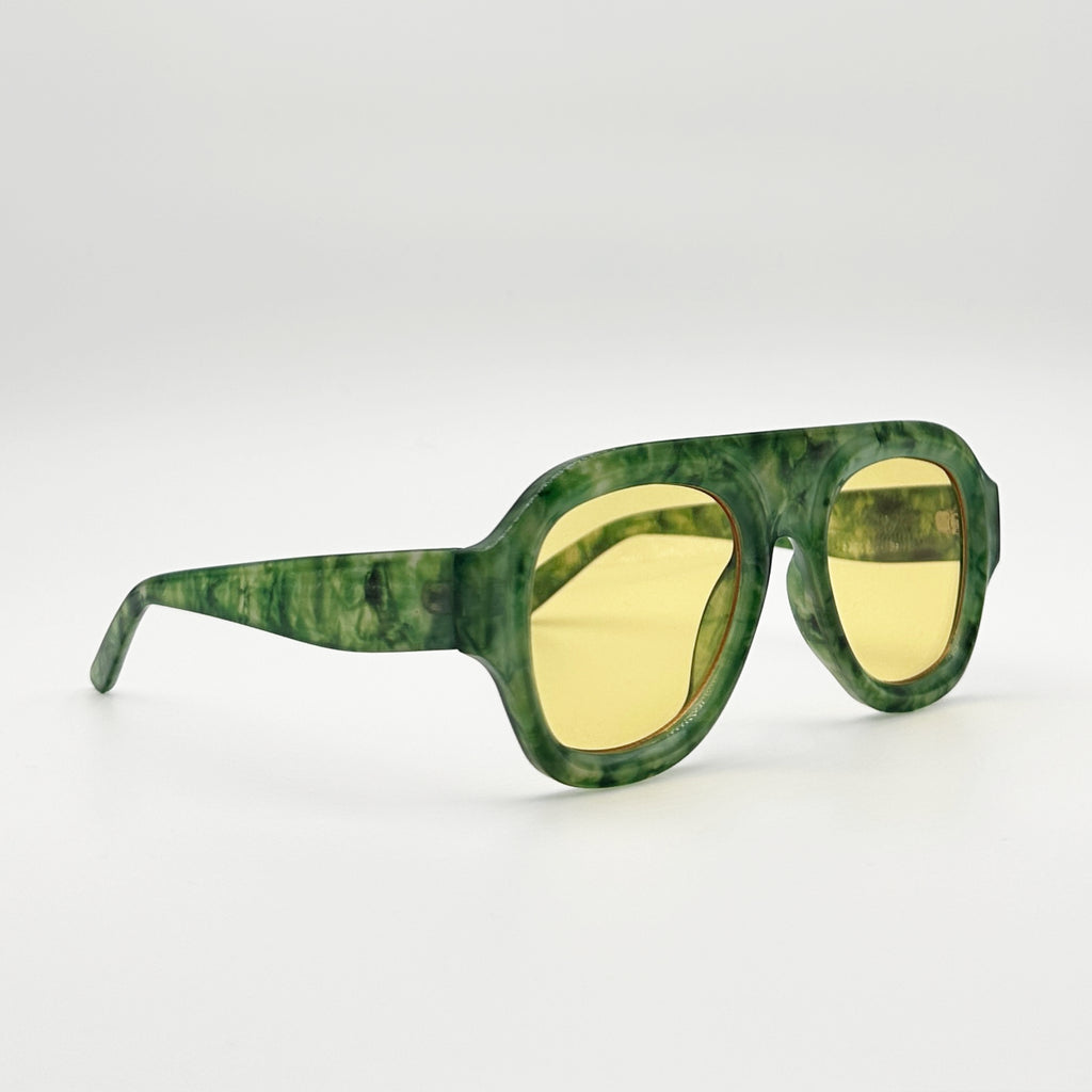 Lunettes de soleil aviateur vert marbré La Rivoli vue de profil avec verres jaunes teintés