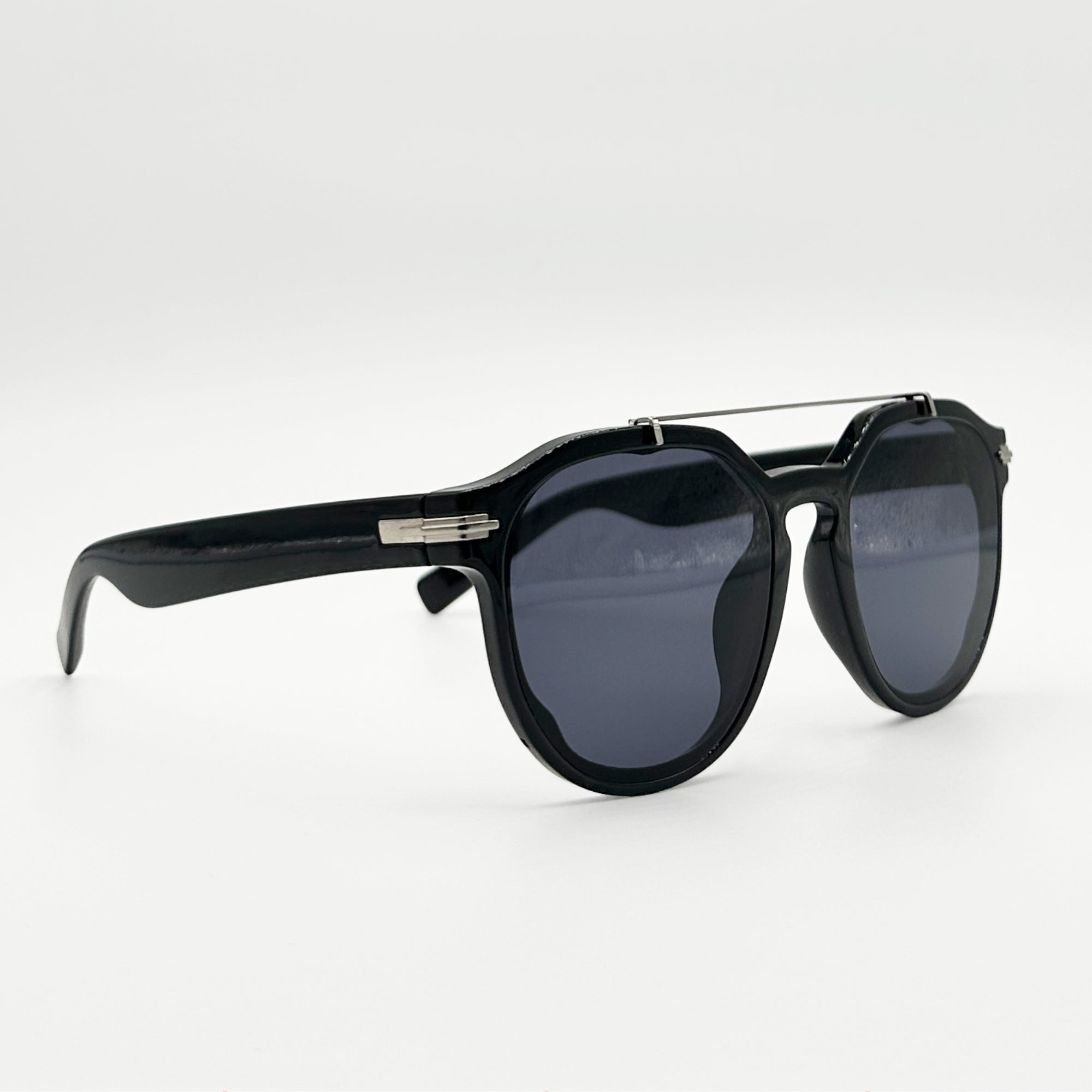 Lunettes de soleil aviateur noires La Selva vue de profil avec verres noirs fumés