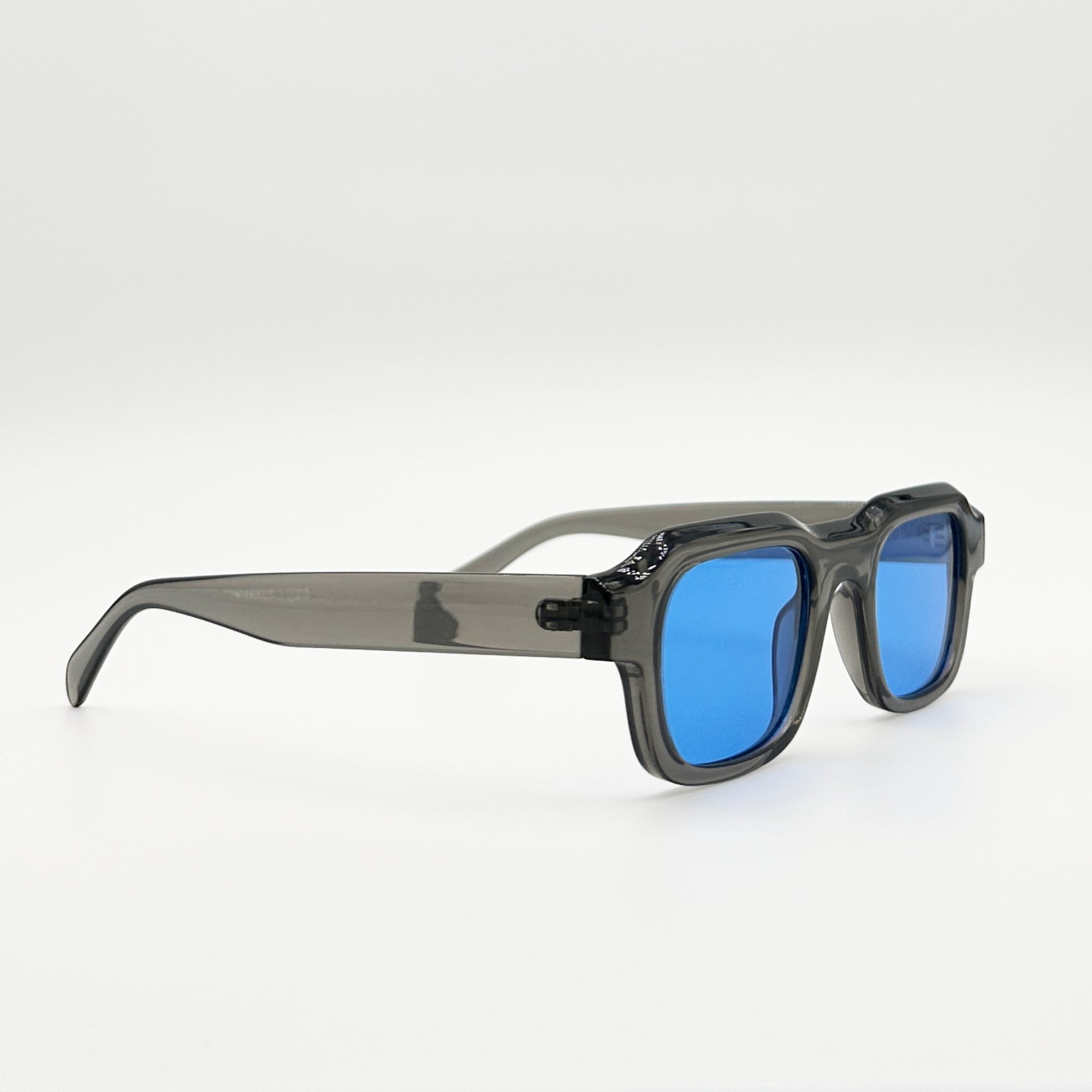 Lunettes de soleil rectangulaires grises La Soren vue de profil avec verres bleus teintés