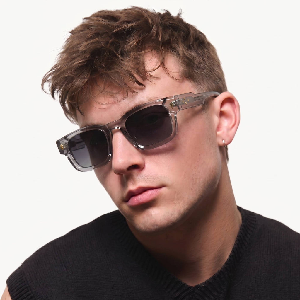 Lunettes de soleil gris cristal La Ventura portées par un mannequin avec verres gris foncé