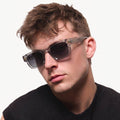 Lunettes de soleil gris cristal La Ventura portées par un mannequin avec verres gris foncé